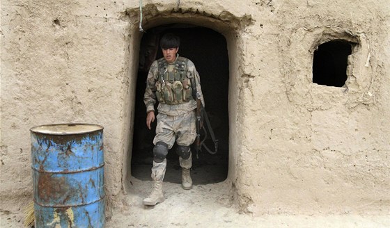 Afghánský voják prohledává místo masakru v okrese Pandvaj (12. bezna 2012)