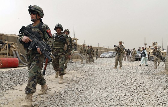 Američtí vojáci před základnou v okrese Pandžvaj (12. března 2012)