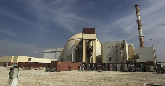 Íránská jaderná elektrárna v Búšéhru na archivním snímku