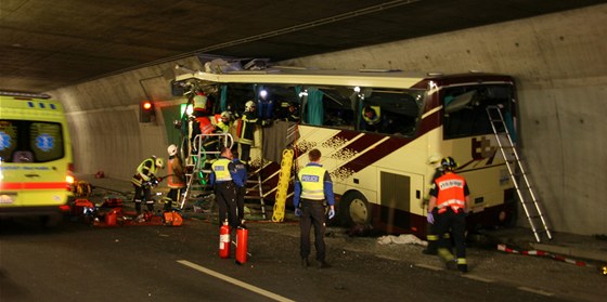 Autobus narazil do stny tunelu. (14. bezna 2012)