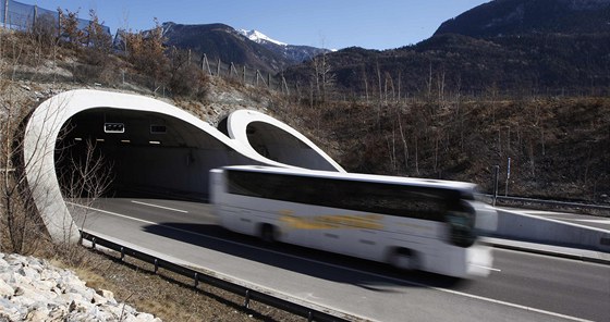 Ústí tunelu u výcarského Sierre (14. bezna 2012)
