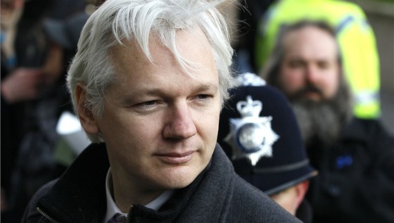 Julian Assange pichází k londýnskému soudu. (1. února 2012)