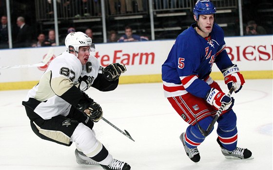 Sidney Crosby (vlevo) z Pittsburghu a Dan Girardi z NY Rangers.