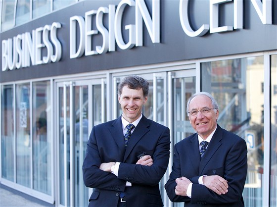 Jií Kejval (vlevo) a Milan Jirásek ped Business Design Centre, budoucím