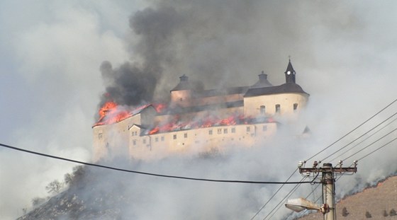 Rozsáhlý poár slovenského stedovkého hradu Krásna Hôrka