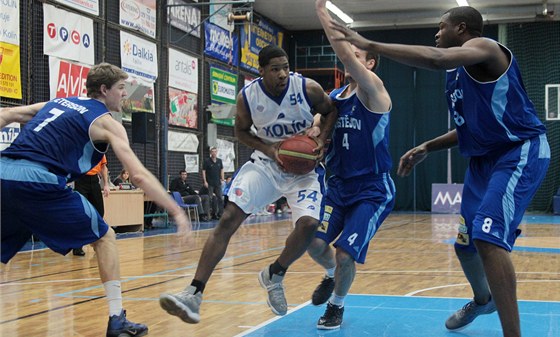 Kolínský basketbalista Richard Field (v bílém) se probíjí ke koi - ilustraní foto.