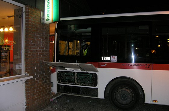 Nehoda autobusu na pražském Zličíně.