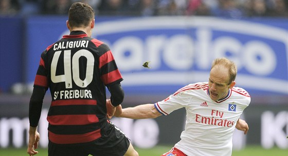 David Jarolím (vpravo) ped rokem v dresu Hamburku v bundesligovém utkání proti Freiburgu.