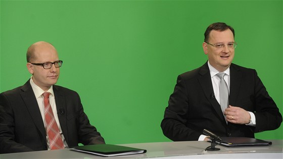 Premiér Petr Neas a pedseda SSD Bohuslav Sobotka (vlevo) ped zaátkem
