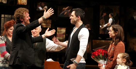 Steve Kazee (vpravo), který hraje na Broadwayi v muzikálu Once, míí do nárue...