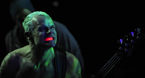Baskytarista Flea z Red Hot Chili Peppers si uívá koncert v Barcelon v rámci