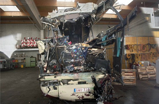 Trosky znieného belgického autobusu. Pi nehod ve výcarsku zahynulo 22