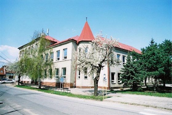 Budova základní koly ve Vranovicích podle rozhodnutí soudu u nepatí obci. Ta