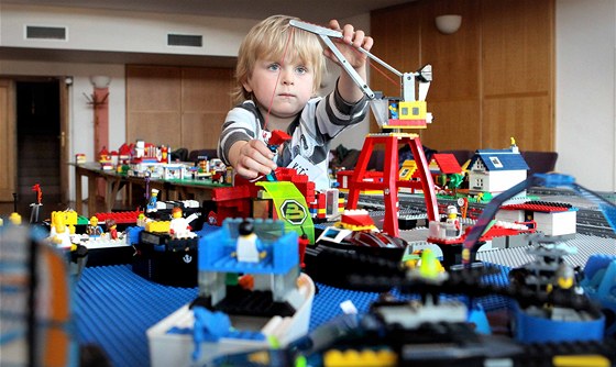 Přibližně 70 dětí se podílelo na stavbě městečka ze stavebnice Lego na ploše 12...