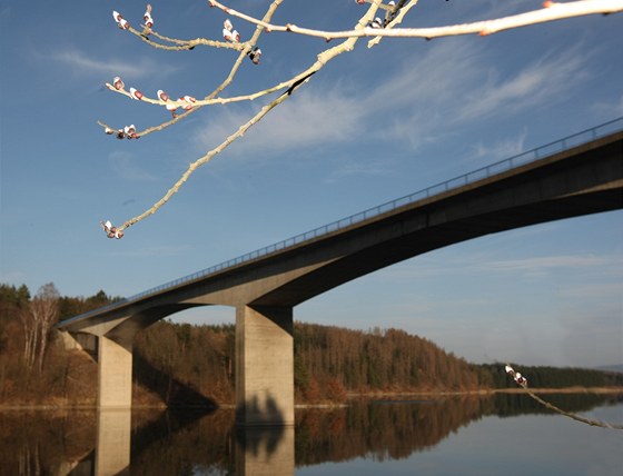Most přes vodní nádrž na silnici mezi Loktem a Ledčí nad Sázavou je v havarijním stavu. Letos se konečně začne opravovat.