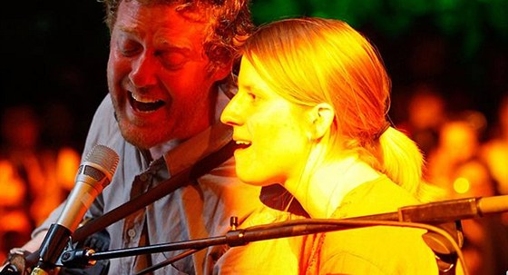 Markéta Irglová a Glen Hansard - festival Coachella, Indio, USA (25. dubna 2008)