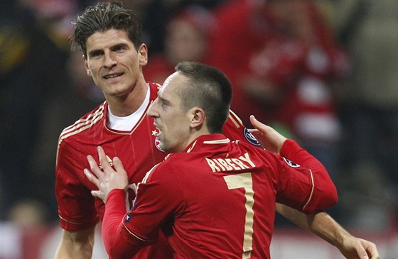 Hrdinovi mnichovského zápasu Gómezovi blahopeje Ribéry, vytáhlý útoník