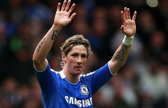 KONEN. Nkolik msíc ekal Fernando Torres, ne mohl zvednout ruce nad hlavu...