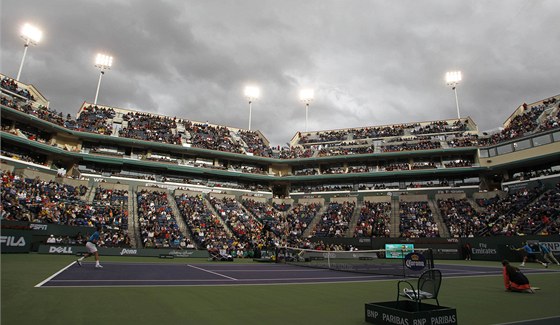 KULISA V INDIAN WELLS. Pod rozzáenými reflektory hrají Roger Federer a Rafael