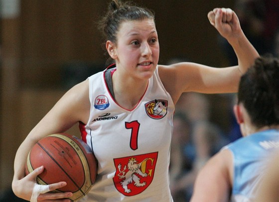 CO TE ZKUSÍME? Hradecká basketbalistka  Lenka Bartáková se poutí do akce.