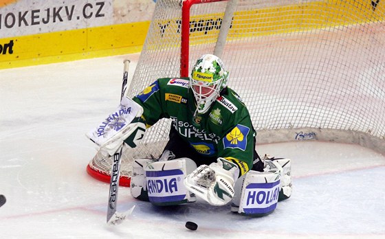 HOSTOVÁNÍ V PLZNI. Branká Plzn Luká Mensator (na snímku v karlovarském dresu) se chystá na utkání estého kola extraligy. Plze hostí Karlovy Vary, odkud Mensator piel v lét na hostování.