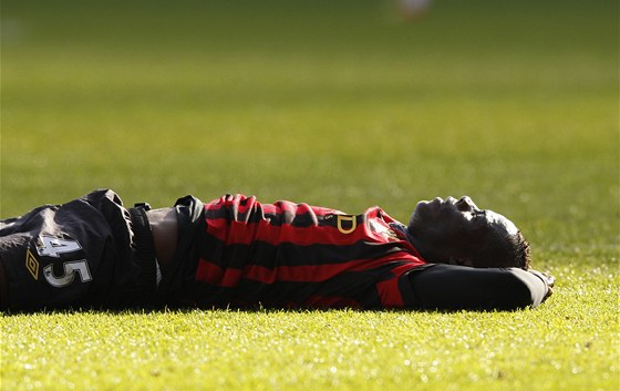 TO SNAD NE. Mario Balotelli z Manchesteru City leí zklaman na trávníku. Jeho