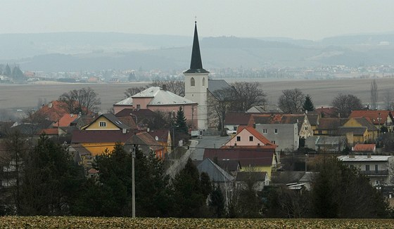 Plzeská tvr Litice má spíe vesnický charakter. 