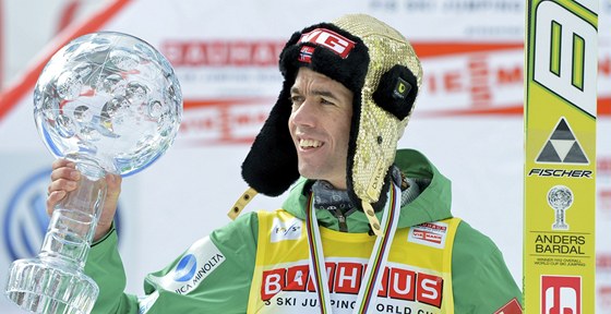 Anders Bardal s trofeji pro vítze Svtového poháru skokan na lyích.