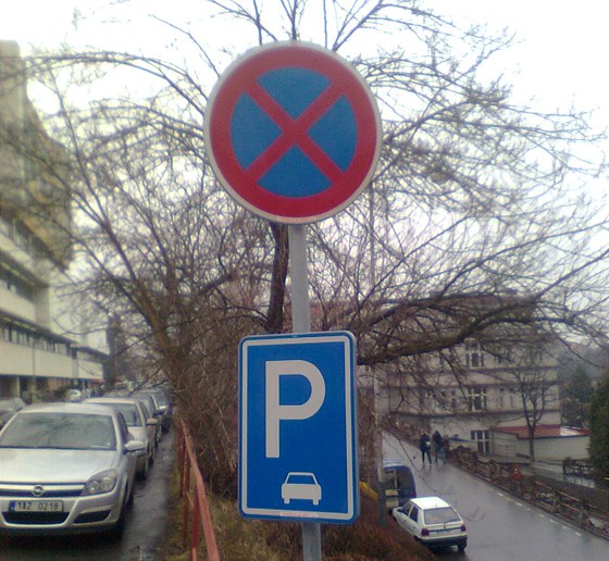 Zákaz stání a parkovit. Která cedule na Bulovce platí?