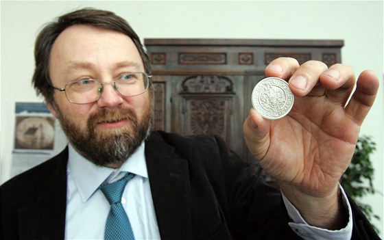 Profesor Petr Vorel ukazuje repliky jáchymovského likovského tolaru z let
