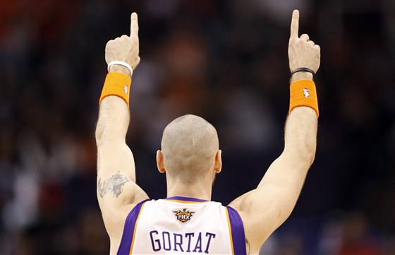 Marcin Gortat slaví výhru Phoenixu Suns.