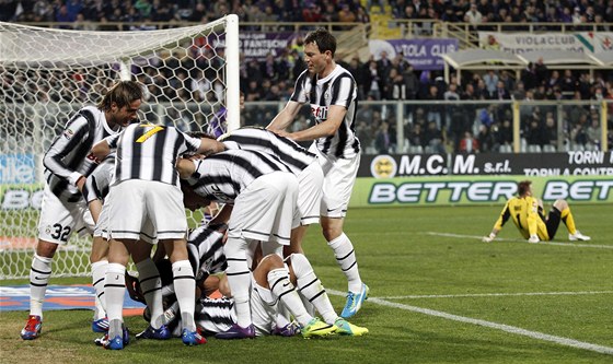 DEBAKL. Fotbalisté Juventusu slaví jeden z pti gól do sít Fiorentiny.