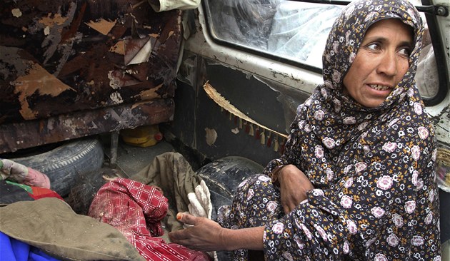 Afghánská �ena ukazuje t�lo své vnu�ky, kterou zast�elil americký voják v