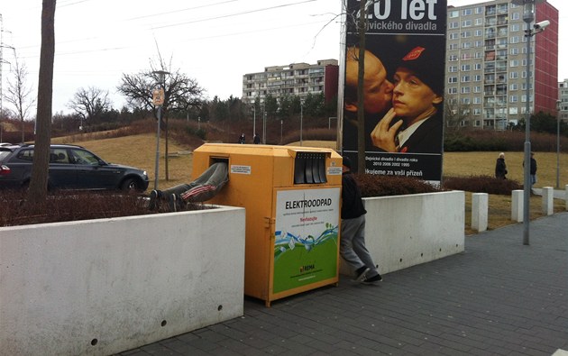 Lovci poklad v kontejneru na Chodov.