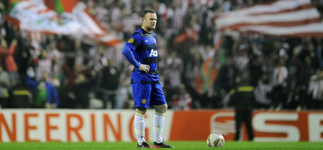 CO TE�? Wayne Rooney se chystá k rozehrávce poté, co jeho Manchester poprvé...
