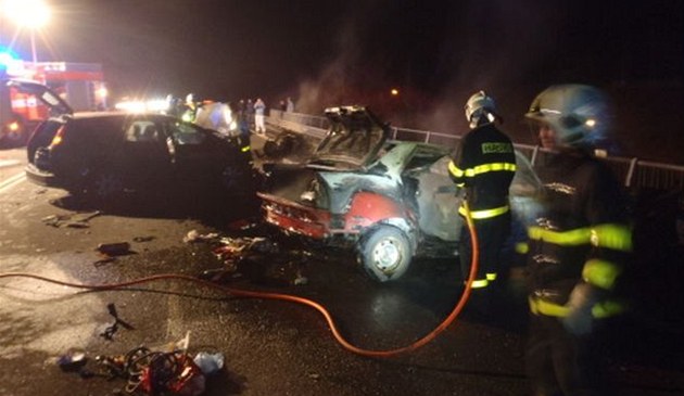 Fotogalerie: Tragická nehoda u obce Příbor. Řidič Renaultu uhořel.