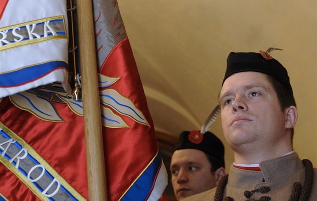 Vlajkono nese historický prapor Sokola na dnením slavnostním ceremoniálu.