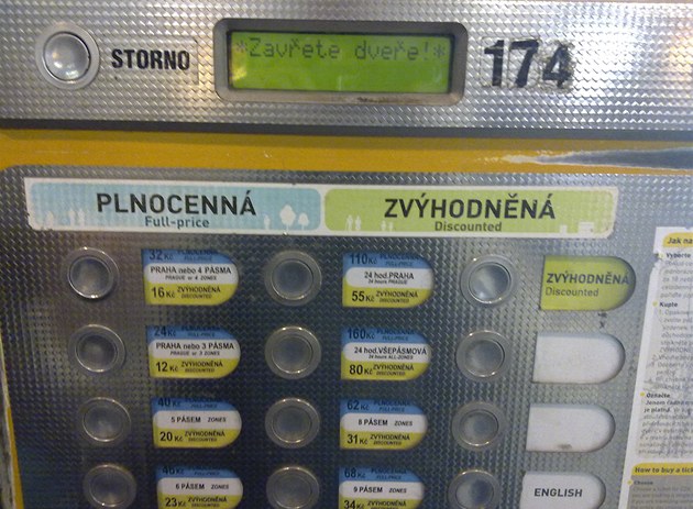 Zmatený automat na jízdenky ve vestibulu stanice Mstek.