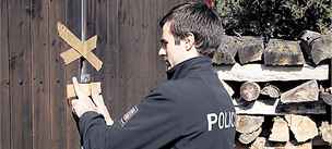 Policista zapeeuje vrata ve veslaském klubu v Uherském Hraditi.