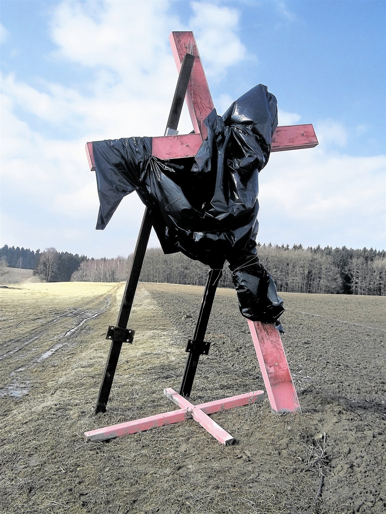 Symbolický k�í� z Budínky p�ikryla �erná látka.
