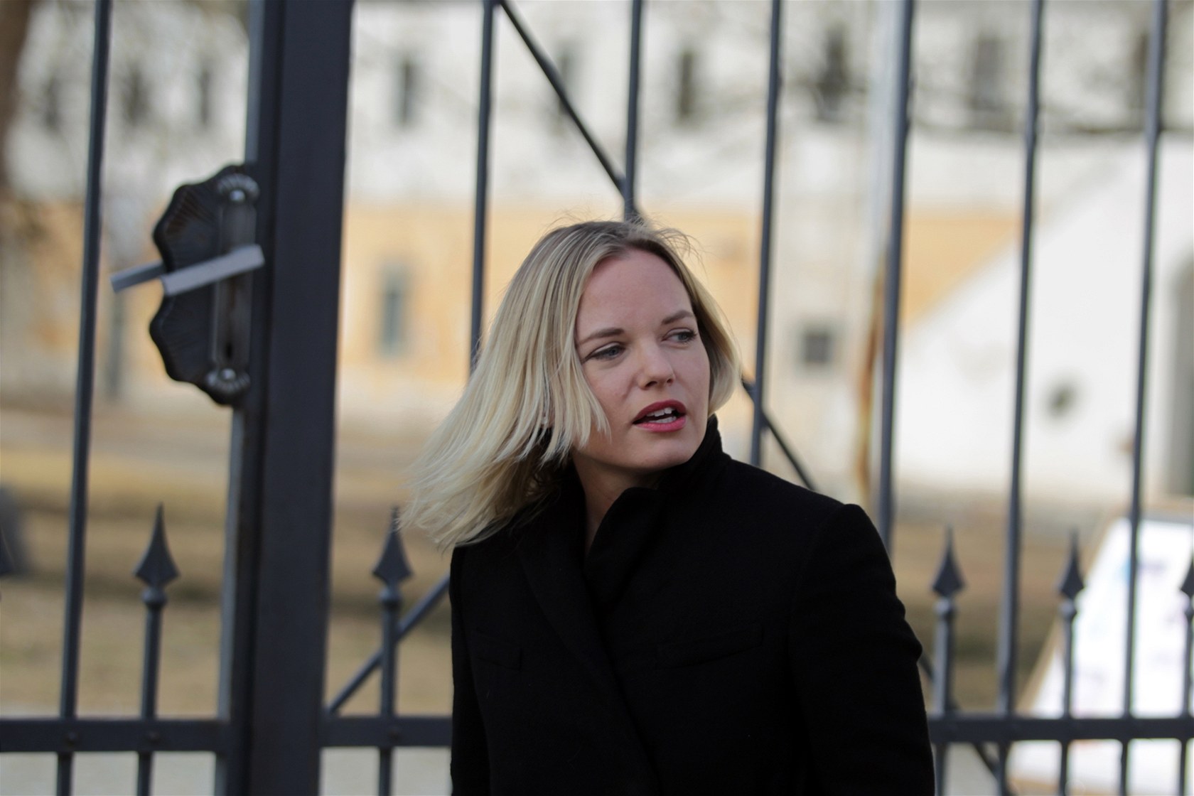Kate�ina Klasnová p�ed zámkem v Moravském Krumlov�.