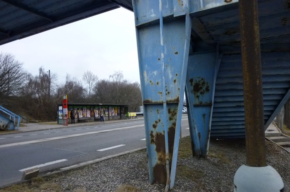 Most poblí� autobusové zastávky se rozpadá.