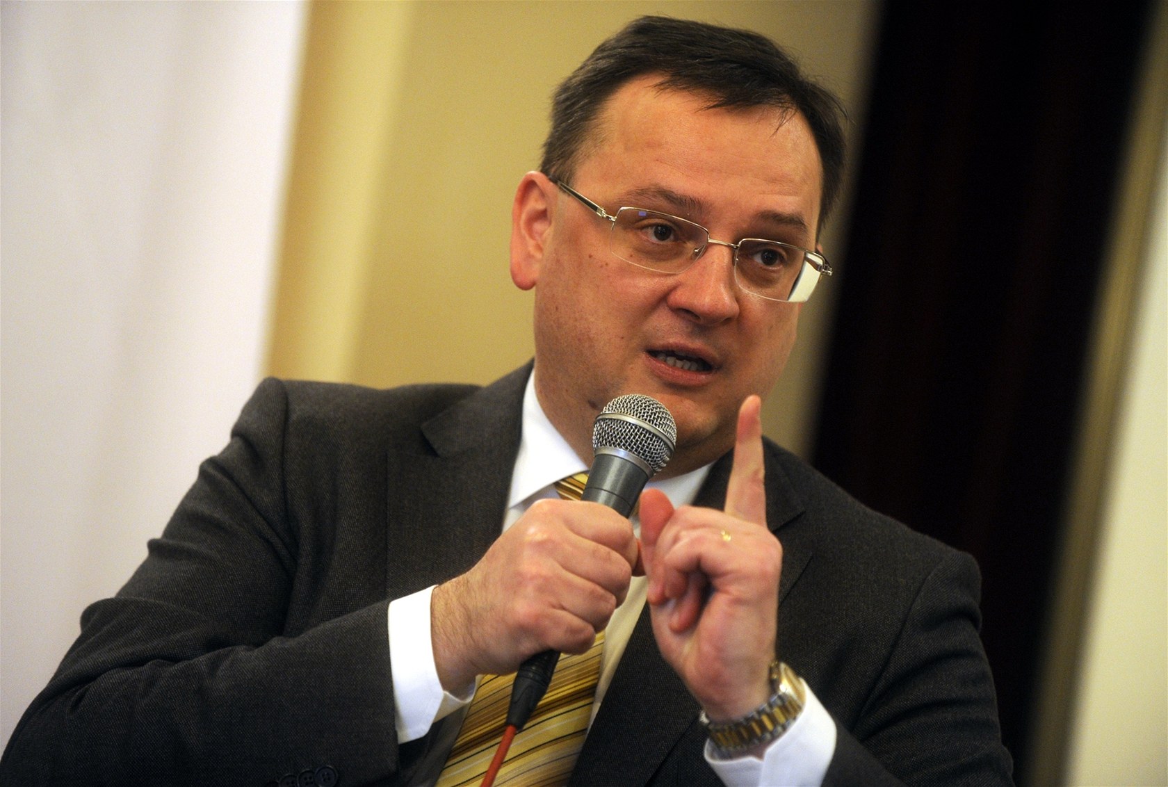 Nebudu v �ele údr�bá�ské vlády, konsolida�ní balí�ek s vy��í DPH je nutný pro schválení rozpo�tu na p�í�tí rok s ni��ím schodkem, zd�raznil v úterý premiér Petr Ne�as.