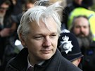 Julian Assange pichází k londýnskému soudu. (1. února 2012)