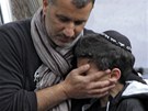 Policista odvádí jednoho z ák idovské koly v Toulouse (19. bezna 2012)