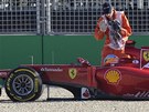 ZPACKANÁ KVALIFIKACE. Hvzda týmu Ferrari Fernando Alonso v Melbourne chybovala