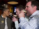 Prezident Barack Obama popíjí tmavé pivo Guinness se svým píbuzným Henrym