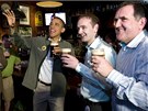 S oslavami svatého Patrika je nerozlun spjato pivo Guinness. Na snímku si...