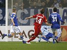 JDE DO SÍT. Willem Janssen z Twente (v erveném) pekonává obranu Schalke a...