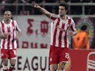 JE TAM! Ivan Marcano, fotbalista Olympiakosu Pireus (vpravo), oslavuje gól v...